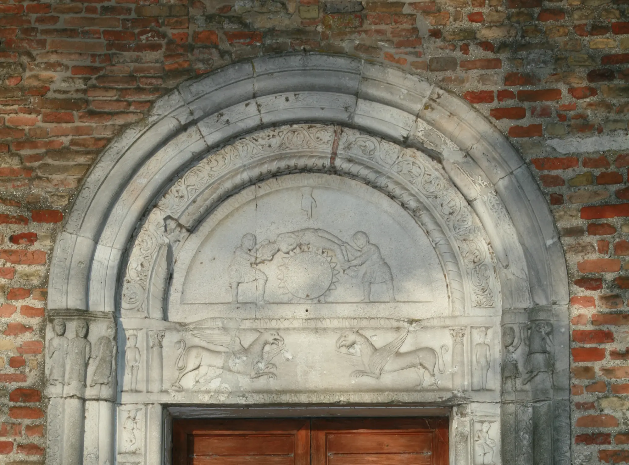 Il portale della Pieve, una porta sul mondo medievale