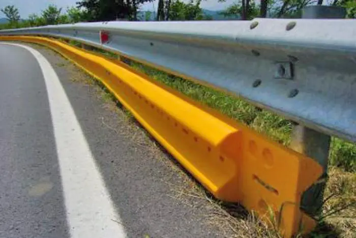 Inizio lavori posa guard rail via Matteotti